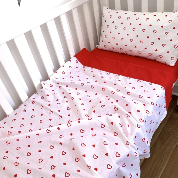 Parure de lit 60/120 3 pcs : drap housse, oreiller, taie d’oreiller et Drap plat coeur rouge